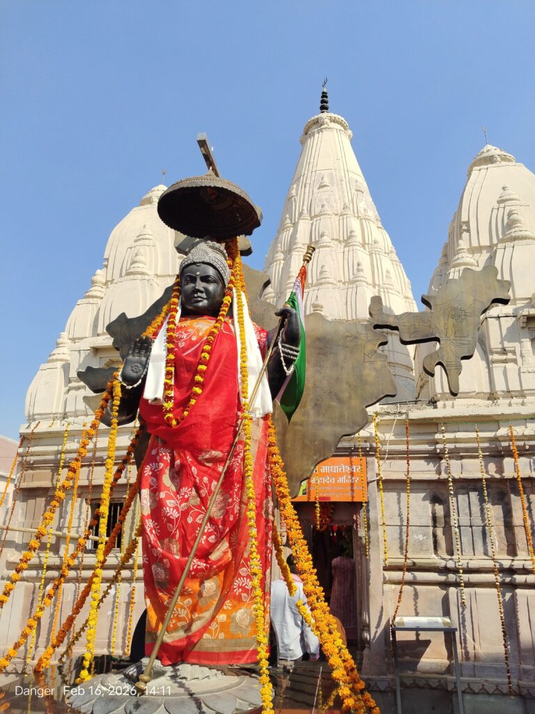 মাতা অহিল্যাবাই হোলকর মন্দির–এ মা অহিল্যাবাইয়ের মূর্তি, ফুল ও সাজসজ্জায় সজ্জিত মন্দিরের দৃশ্য